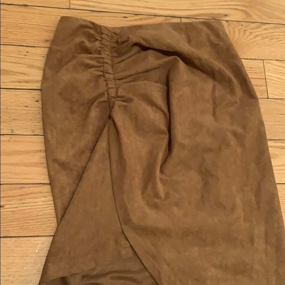 Society Of Chic, A symmetrical skirt - Picture 3 of 3